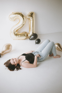 21, Bytom, Gliwice, Jastrzębie, Katowice, Racibórz, Rybnik, Wodzisław, aesthetic, balony, fotograf, fotografia, jasna, jeans, prezent, sesja kobieca, studio, sukienka, tort, urodziny, Śląsk, Żory