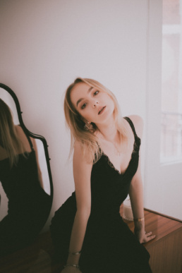 Bytom, Gliwice, Jastrzębie, Katowice, Mikołów, Niepozowane, Pszczyna, Racibórz, Rybnik, Tychy, Wodzisław, aesthetic, classy, czarna sukienka, elegancka, sesja kobieca, studio, vintage, Śląsk, Żory