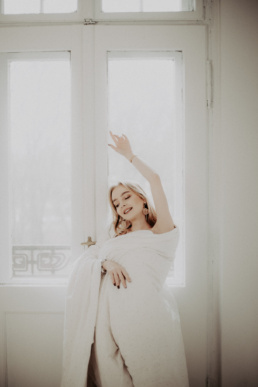 Bytom, Gliwice, Jastrzębie, Katowice, Mikołów, Niepozowane, Pszczyna, Racibórz, Rybnik, Tychy, Wodzisław, aesthetic, balkon, biała, classy, dramatic, drzwi, kołdra, morning, pościel, ranek, sesja kobieca, studio, vintage, Śląsk, świt, Żory