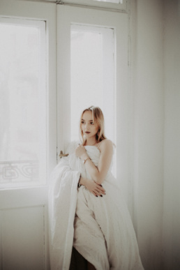 Bytom, Gliwice, Jastrzębie, Katowice, Mikołów, Niepozowane, Pszczyna, Racibórz, Rybnik, Tychy, Wodzisław, aesthetic, balkon, biała, classy, dramatic, drzwi, kołdra, morning, pościel, ranek, sesja kobieca, studio, vintage, Śląsk, świt, Żory