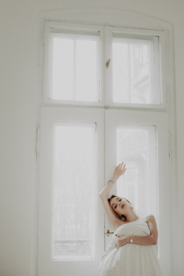 Bytom, Gliwice, Jastrzębie, Katowice, Mikołów, Niepozowane, Pszczyna, Racibórz, Rybnik, Tychy, Wodzisław, aesthetic, balkon, biała, classy, dramatic, drzwi, kołdra, morning, pościel, ranek, sesja kobieca, studio, vintage, Śląsk, świt, Żory