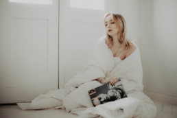 Bytom, Gliwice, Jastrzębie, Katowice, Mikołów, Niepozowane, Pszczyna, Racibórz, Rybnik, Tychy, Wodzisław, aesthetic, balkon, biała, classy, dramatic, drzwi, kołdra, morning, pościel, ranek, sesja kobieca, studio, vintage, Śląsk, świt, Żory