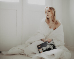 Bytom, Gliwice, Jastrzębie, Katowice, Mikołów, Niepozowane, Pszczyna, Racibórz, Rybnik, Tychy, Wodzisław, aesthetic, balkon, biała, classy, dramatic, drzwi, kołdra, morning, pościel, ranek, sesja kobieca, studio, vintage, Śląsk, świt, Żory