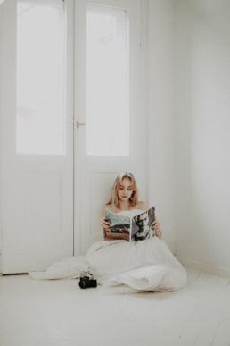 Bytom, Gliwice, Jastrzębie, Katowice, Mikołów, Niepozowane, Pszczyna, Racibórz, Rybnik, Tychy, Wodzisław, aesthetic, balkon, biała, classy, dramatic, drzwi, kołdra, morning, pościel, ranek, sesja kobieca, studio, vintage, Śląsk, świt, Żory