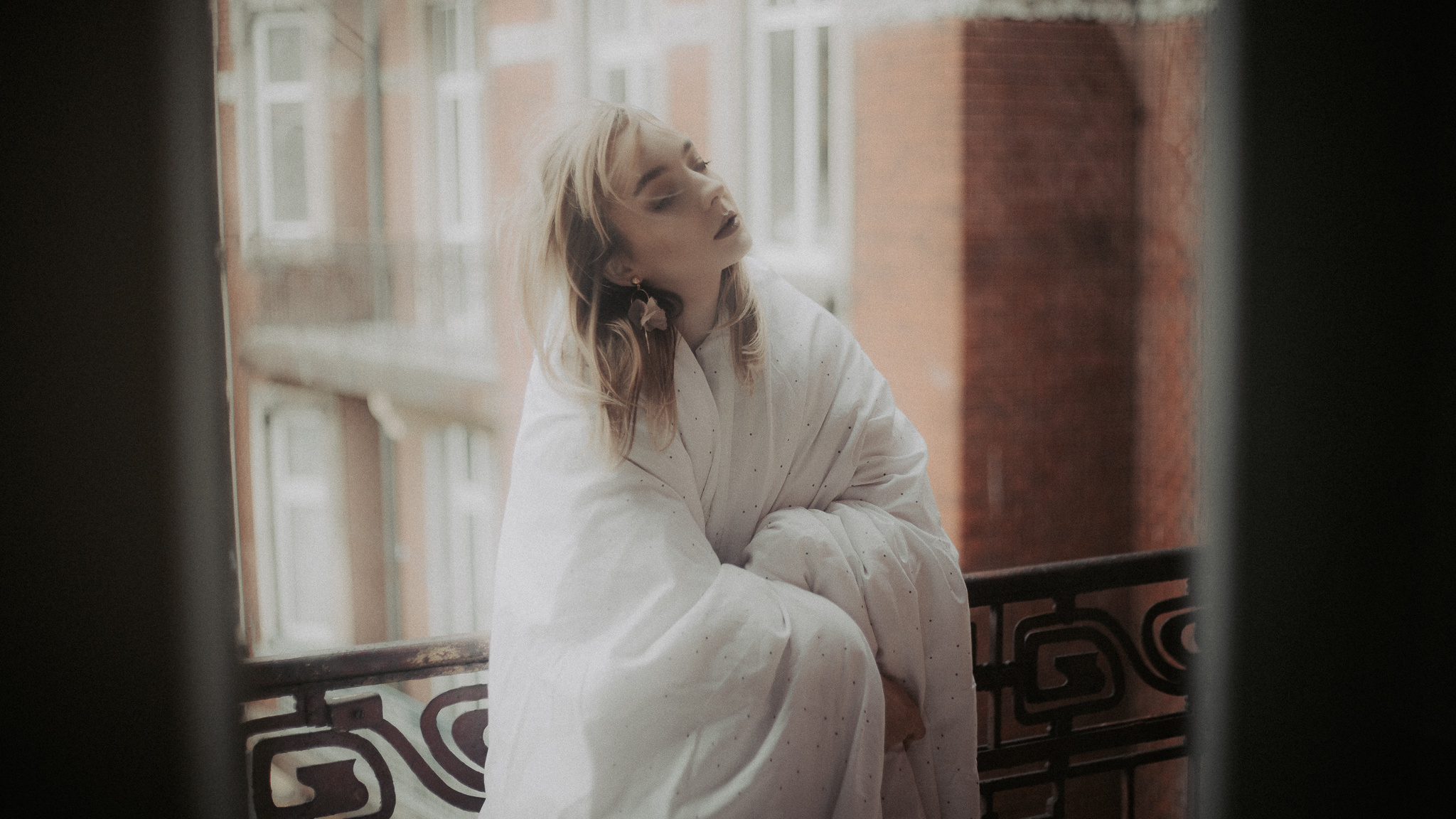 Bytom, Gliwice, Jastrzębie, Katowice, Mikołów, Niepozowane, Pszczyna, Racibórz, Rybnik, Tychy, Wodzisław, aesthetic, balkon, biała, classy, dramatic, drzwi, kołdra, morning, pościel, ranek, sesja kobieca, studio, vintage, Śląsk, świt, Żory