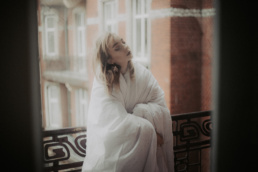 Bytom, Gliwice, Jastrzębie, Katowice, Mikołów, Niepozowane, Pszczyna, Racibórz, Rybnik, Tychy, Wodzisław, aesthetic, balkon, biała, classy, dramatic, drzwi, kołdra, morning, pościel, ranek, sesja kobieca, studio, vintage, Śląsk, świt, Żory