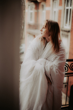 Bytom, Gliwice, Jastrzębie, Katowice, Mikołów, Niepozowane, Pszczyna, Racibórz, Rybnik, Tychy, Wodzisław, aesthetic, balkon, biała, classy, dramatic, drzwi, kołdra, morning, pościel, ranek, sesja kobieca, studio, vintage, Śląsk, świt, Żory
