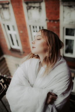 Bytom, Gliwice, Jastrzębie, Katowice, Mikołów, Niepozowane, Pszczyna, Racibórz, Rybnik, Tychy, Wodzisław, aesthetic, balkon, biała, classy, dramatic, drzwi, kołdra, morning, pościel, ranek, sesja kobieca, studio, vintage, Śląsk, świt, Żory