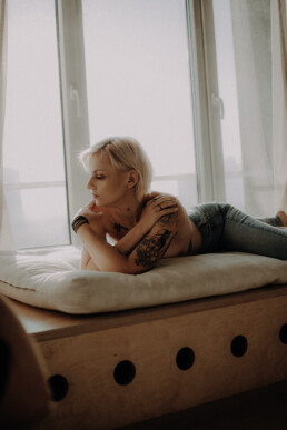 Bytom, Cieszyn, Gliwice, Jastrzębie, Katowice, Mikołów, Pszczyna, Racibórz, Rybnik, Wodzisław, aesthetic, classy, fotograf, fotografia, jeansy, okno, sensual, sesja kobieca, sesja zdjęciowa, studio, zmysłowa, Śląsk, światło naturalne, Żory
