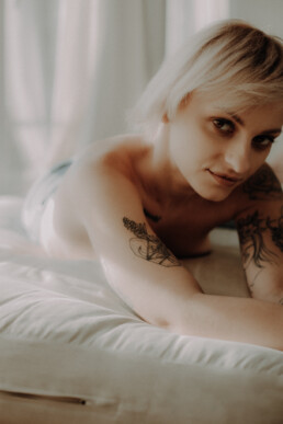 Bytom, Cieszyn, Gliwice, Jastrzębie, Katowice, Mikołów, Pszczyna, Racibórz, Rybnik, Wodzisław, aesthetic, classy, fotograf, fotografia, jeansy, okno, sensual, sesja kobieca, sesja zdjęciowa, studio, zmysłowa, Śląsk, światło naturalne, Żory
