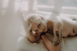 Bytom, Cieszyn, Gliwice, Jastrzębie, Katowice, Mikołów, Pszczyna, Racibórz, Rybnik, Wodzisław, aesthetic, classy, fotograf, fotografia, jeansy, okno, sensual, sesja kobieca, sesja zdjęciowa, studio, zmysłowa, Śląsk, światło naturalne, Żory
