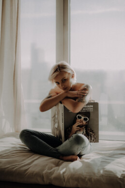 Bytom, Cieszyn, Gliwice, Jastrzębie, Katowice, Mikołów, Pszczyna, Racibórz, Rybnik, Wodzisław, aesthetic, classy, fotograf, fotografia, jeansy, okno, sensual, sesja kobieca, sesja zdjęciowa, studio, zmysłowa, Śląsk, światło naturalne, Żory
