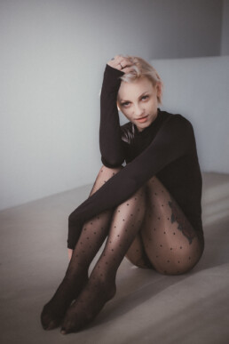 Bytom, Cieszyn, Gliwice, Jastrzębie, Katowice, Mikołów, Pszczyna, Racibórz, Rybnik, Wodzisław, aesthetic, body, classy, czarne, elegancka, fotograf, fotografia, rajstopy, sensual, sesja kobieca, sesja zdjęciowa, studio, zmysłowa, Śląsk, światło naturalne, Żory