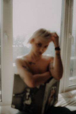 Bytom, Cieszyn, Gliwice, Jastrzębie, Katowice, Mikołów, Pszczyna, Racibórz, Rybnik, Wodzisław, aesthetic, classy, fotograf, fotografia, jeansy, okno, sensual, sesja kobieca, sesja zdjęciowa, studio, zmysłowa, Śląsk, światło naturalne, Żory