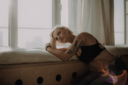 Bytom, Cieszyn, Gliwice, Jastrzębie, Katowice, Mikołów, Pszczyna, Racibórz, Rybnik, Wodzisław, aesthetic, classy, fotograf, fotografia, jeansy, okno, sensual, sesja kobieca, sesja zdjęciowa, studio, zmysłowa, Śląsk, światło naturalne, Żory