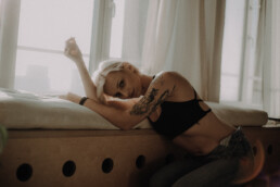 Bytom, Cieszyn, Gliwice, Jastrzębie, Katowice, Mikołów, Pszczyna, Racibórz, Rybnik, Wodzisław, aesthetic, classy, fotograf, fotografia, jeansy, okno, sensual, sesja kobieca, sesja zdjęciowa, studio, zmysłowa, Śląsk, światło naturalne, Żory