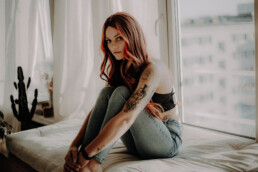 Bytom, Cieszyn, Gliwice, Jastrzębie, Katowice, Mikołów, Pszczyna, Racibórz, Rybnik, Wodzisław, aesthetic, classy, fotograf, fotografia, jeansy, okno, sensual, sesja kobieca, sesja zdjęciowa, studio, zmysłowa, Śląsk, światło naturalne, Żory