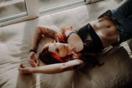 Bytom, Cieszyn, Gliwice, Jastrzębie, Katowice, Mikołów, Pszczyna, Racibórz, Rybnik, Wodzisław, aesthetic, classy, fotograf, fotografia, jeansy, okno, sensual, sesja kobieca, sesja zdjęciowa, studio, zmysłowa, Śląsk, światło naturalne, Żory