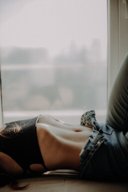 Bytom, Cieszyn, Gliwice, Jastrzębie, Katowice, Mikołów, Pszczyna, Racibórz, Rybnik, Wodzisław, aesthetic, classy, fotograf, fotografia, jeansy, okno, sensual, sesja kobieca, sesja zdjęciowa, studio, zmysłowa, Śląsk, światło naturalne, Żory
