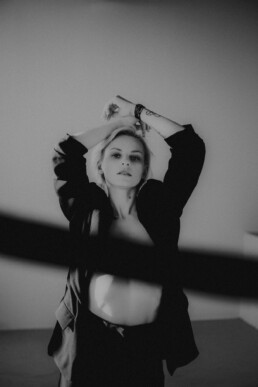 Bytom, Cieszyn, Gliwice, Jastrzębie, Katowice, Mikołów, Pszczyna, Racibórz, Rybnik, Wodzisław, aesthetic, classy, czarna, czarno-białe, elegancka, fotograf, fotografia, marynarka, sensual, sesja kobieca, sesja zdjęciowa, studio, zmysłowa, Śląsk, światło naturalne, Żory
