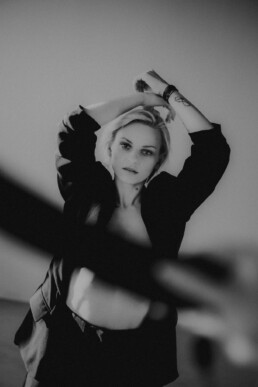 Bytom, Cieszyn, Gliwice, Jastrzębie, Katowice, Mikołów, Pszczyna, Racibórz, Rybnik, Wodzisław, aesthetic, classy, czarna, czarno-białe, elegancka, fotograf, fotografia, marynarka, sensual, sesja kobieca, sesja zdjęciowa, studio, zmysłowa, Śląsk, światło naturalne, Żory