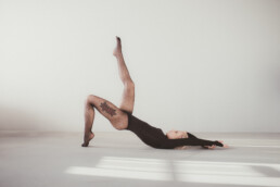 Bytom, Cieszyn, Gliwice, Jastrzębie, Katowice, Mikołów, Pszczyna, Racibórz, Rybnik, Wodzisław, aesthetic, body, classy, czarne, elegancka, fotograf, fotografia, rajstopy, sensual, sesja kobieca, sesja zdjęciowa, studio, zmysłowa, Śląsk, światło naturalne, Żory
