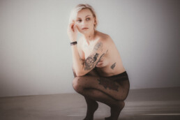 Bytom, Cieszyn, Gliwice, Jastrzębie, Katowice, Mikołów, Pszczyna, Racibórz, Rybnik, Wodzisław, aesthetic, classy, czarne rajstopy, elegancka, fotograf, fotografia, sensual, sesja kobieca, sesja zdjęciowa, studio, zmysłowa, Śląsk, światło naturalne, Żory