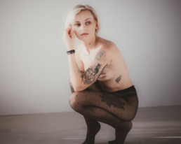 Bytom, Cieszyn, Gliwice, Jastrzębie, Katowice, Mikołów, Pszczyna, Racibórz, Rybnik, Wodzisław, aesthetic, classy, czarne rajstopy, elegancka, fotograf, fotografia, sensual, sesja kobieca, sesja zdjęciowa, studio, zmysłowa, Śląsk, światło naturalne, Żory