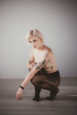 Bytom, Cieszyn, Gliwice, Jastrzębie, Katowice, Mikołów, Pszczyna, Racibórz, Rybnik, Wodzisław, aesthetic, classy, czarne rajstopy, elegancka, fotograf, fotografia, sensual, sesja kobieca, sesja zdjęciowa, studio, zmysłowa, Śląsk, światło naturalne, Żory