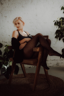 Bytom, Cieszyn, Gliwice, Jastrzębie, Katowice, Mikołów, Pszczyna, Racibórz, Rybnik, Wodzisław, aesthetic, classy, elegancka, fotograf, fotografia, kwiaty, marynarka, rajstopy, sensual, sesja kobieca, sesja zdjęciowa, studio, zmysłowa, Śląsk, światło naturalne, Żory