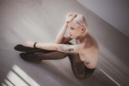 Bytom, Cieszyn, Gliwice, Jastrzębie, Katowice, Mikołów, Pszczyna, Racibórz, Rybnik, Wodzisław, aesthetic, classy, czarne rajstopy, elegancka, fotograf, fotografia, sensual, sesja kobieca, sesja zdjęciowa, studio, zmysłowa, Śląsk, światło naturalne, Żory
