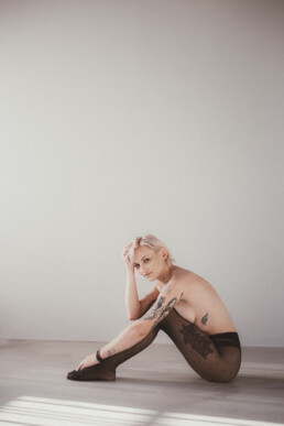 Bytom, Cieszyn, Gliwice, Jastrzębie, Katowice, Mikołów, Pszczyna, Racibórz, Rybnik, Wodzisław, aesthetic, classy, czarne rajstopy, elegancka, fotograf, fotografia, sensual, sesja kobieca, sesja zdjęciowa, studio, zmysłowa, Śląsk, światło naturalne, Żory