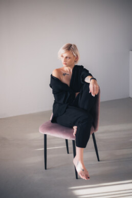 Bytom, Cieszyn, Gliwice, Jastrzębie, Katowice, Mikołów, Pszczyna, Racibórz, Rybnik, Wodzisław, aesthetic, classy, czarna, elegancka, fotograf, fotografia, marynarka, sensual, sesja kobieca, sesja zdjęciowa, studio, zmysłowa, Śląsk, światło naturalne, Żory