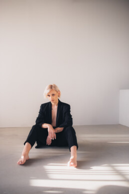 Bytom, Cieszyn, Gliwice, Jastrzębie, Katowice, Mikołów, Pszczyna, Racibórz, Rybnik, Wodzisław, aesthetic, classy, czarna, elegancka, fotograf, fotografia, marynarka, sensual, sesja kobieca, sesja zdjęciowa, studio, zmysłowa, Śląsk, światło naturalne, Żory