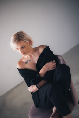 Bytom, Cieszyn, Gliwice, Jastrzębie, Katowice, Mikołów, Pszczyna, Racibórz, Rybnik, Wodzisław, aesthetic, classy, czarna, elegancka, fotograf, fotografia, marynarka, sensual, sesja kobieca, sesja zdjęciowa, studio, zmysłowa, Śląsk, światło naturalne, Żory