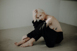 Bytom, Cieszyn, Gliwice, Jastrzębie, Katowice, Mikołów, Pszczyna, Racibórz, Rybnik, Wodzisław, aesthetic, classy, czarna, elegancka, fotograf, fotografia, marynarka, sensual, sesja kobieca, sesja zdjęciowa, studio, zmysłowa, Śląsk, światło naturalne, Żory
