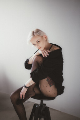 Bytom, Cieszyn, Gliwice, Jastrzębie, Katowice, Mikołów, Pszczyna, Racibórz, Rybnik, Wodzisław, aesthetic, classy, czarna, elegancka, fotograf, fotografia, marynarka, rajstopy, sensual, sesja kobieca, sesja zdjęciowa, studio, zmysłowa, Śląsk, światło naturalne, Żory