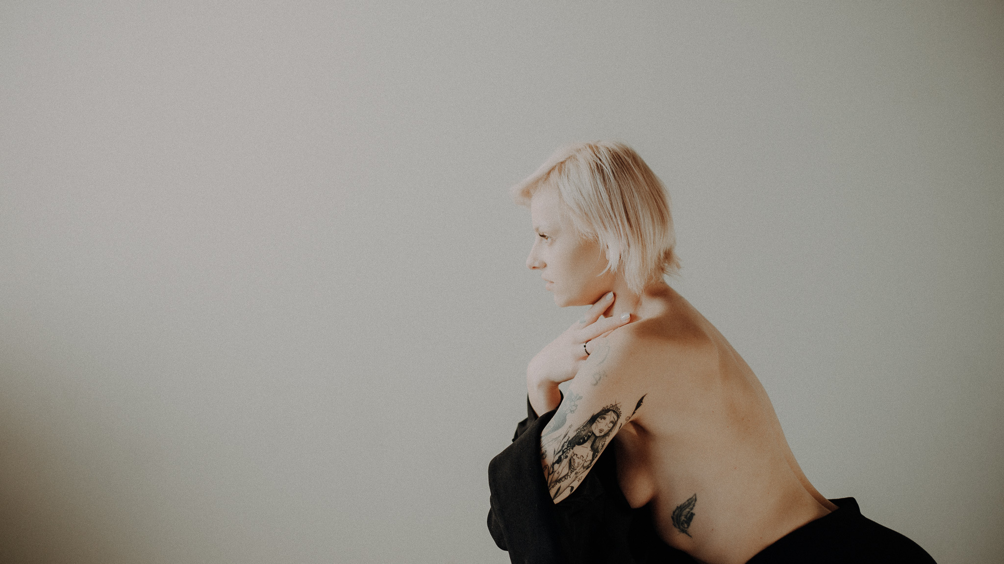 Bytom, Cieszyn, Gliwice, Jastrzębie, Katowice, Mikołów, Pszczyna, Racibórz, Rybnik, Wodzisław, aesthetic, classy, czarna, elegancka, fotograf, fotografia, marynarka, sensual, sesja kobieca, sesja zdjęciowa, studio, zmysłowa, Śląsk, światło naturalne, Żory