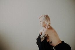 Bytom, Cieszyn, Gliwice, Jastrzębie, Katowice, Mikołów, Pszczyna, Racibórz, Rybnik, Wodzisław, aesthetic, classy, czarna, elegancka, fotograf, fotografia, marynarka, sensual, sesja kobieca, sesja zdjęciowa, studio, zmysłowa, Śląsk, światło naturalne, Żory