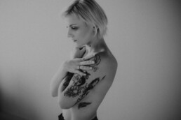 Bytom, Cieszyn, Gliwice, Jastrzębie, Katowice, Mikołów, Pszczyna, Racibórz, Rybnik, Wodzisław, aesthetic, classy, czarne, czarno- biała, elegancka, fotograf, fotografia, sensual, sesja kobieca, sesja zdjęciowa, spodnie, studio, zmysłowa, Śląsk, światło naturalne, Żory