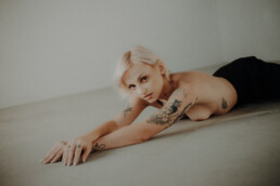 Bytom, Cieszyn, Gliwice, Jastrzębie, Katowice, Mikołów, Pszczyna, Racibórz, Rybnik, Wodzisław, aesthetic, classy, czarne, elegancka, fotograf, fotografia, sensual, sesja kobieca, sesja zdjęciowa, spodnie, studio, zmysłowa, Śląsk, światło naturalne, Żory