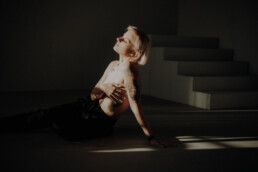 Bytom, Cieszyn, Gliwice, Jastrzębie, Katowice, Mikołów, Pszczyna, Racibórz, Rybnik, Wodzisław, aesthetic, classy, czarne, elegancka, fotograf, fotografia, sensual, sesja kobieca, sesja zdjęciowa, spodnie, studio, zmysłowa, Śląsk, światło naturalne, Żory