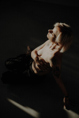 Bytom, Cieszyn, Gliwice, Jastrzębie, Katowice, Mikołów, Pszczyna, Racibórz, Rybnik, Wodzisław, aesthetic, classy, czarne, elegancka, fotograf, fotografia, sensual, sesja kobieca, sesja zdjęciowa, spodnie, studio, zmysłowa, Śląsk, światło naturalne, Żory
