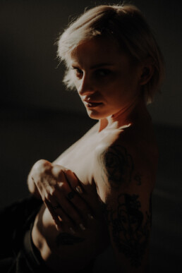 Bytom, Cieszyn, Gliwice, Jastrzębie, Katowice, Mikołów, Pszczyna, Racibórz, Rybnik, Wodzisław, aesthetic, classy, czarne, elegancka, fotograf, fotografia, sensual, sesja kobieca, sesja zdjęciowa, spodnie, studio, zmysłowa, Śląsk, światło naturalne, Żory
