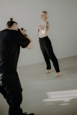 Bytom, Cieszyn, Gliwice, Jastrzębie, Katowice, Mikołów, Pszczyna, Racibórz, Rybnik, Wodzisław, aesthetic, backastage, bts, classy, czarna, czarne, elegancka, fotograf, fotografia, kulisy, marynarka, sensual, sesja kobieca, sesja zdjęciowa, spodnie, studio, zmysłowa, Śląsk, światło naturalne, Żory