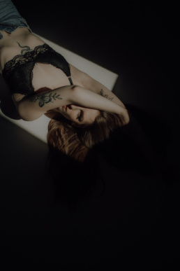 Bytom, Gliwice, Jastrzębie, Katowice, Pawłowice, Racibórz, Ruda Śląska, Rybnik, Wodzisław, aesthetic, minimalizm, sensual, sesja kobieca, studio, zmysłowa, Śląsk, światło naturalne, Żory