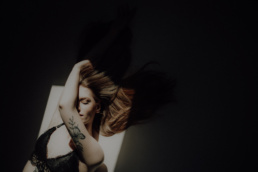 Bytom, Gliwice, Jastrzębie, Katowice, Pawłowice, Racibórz, Ruda Śląska, Rybnik, Wodzisław, aesthetic, minimalizm, sensual, sesja kobieca, studio, zmysłowa, Śląsk, światło naturalne, Żory