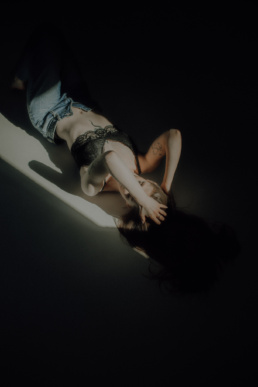 Bytom, Gliwice, Jastrzębie, Katowice, Pawłowice, Racibórz, Ruda Śląska, Rybnik, Wodzisław, aesthetic, minimalizm, sensual, sesja kobieca, studio, zmysłowa, Śląsk, światło naturalne, Żory