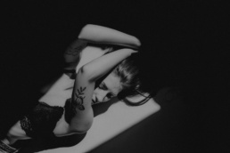 Bytom, Gliwice, Jastrzębie, Katowice, Pawłowice, Racibórz, Ruda Śląska, Rybnik, Wodzisław, aesthetic, minimalizm, sensual, sesja kobieca, studio, zmysłowa, Śląsk, światło naturalne, Żory