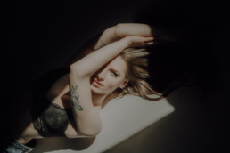 Bytom, Gliwice, Jastrzębie, Katowice, Pawłowice, Racibórz, Ruda Śląska, Rybnik, Wodzisław, aesthetic, minimalizm, sensual, sesja kobieca, studio, zmysłowa, Śląsk, światło naturalne, Żory
